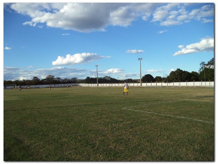 Prefeitura de Inhuma implanta novo gramado no Estádio - Imagem 2