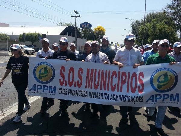 Prefeito de Santo Inácio participa de protesto a favor dos municípios - Imagem 10