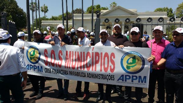 Prefeito de Santo Inácio participa de protesto a favor dos municípios - Imagem 9