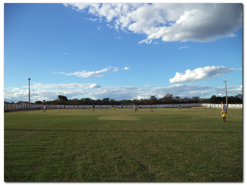 Prefeitura de Inhuma implanta novo gramado no Estádio