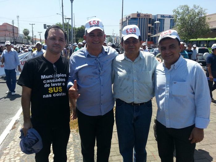 No Protesto dos Prefeitos em Teresina, Zé Resende comanda narração da caminhada. - Imagem 13