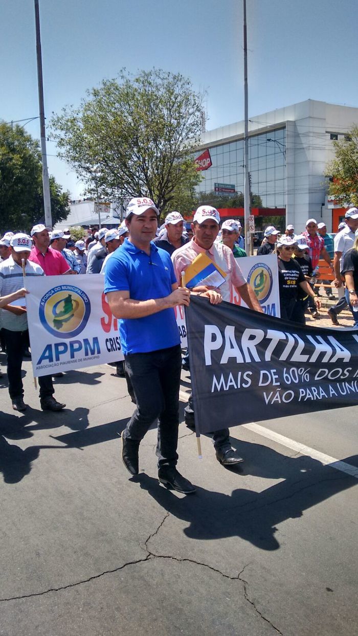 No Protesto dos Prefeitos em Teresina, Zé Resende comanda narração da caminhada. - Imagem 54