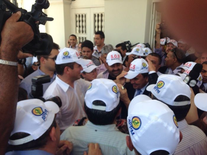 No Protesto dos Prefeitos em Teresina, Zé Resende comanda narração da caminhada. - Imagem 37