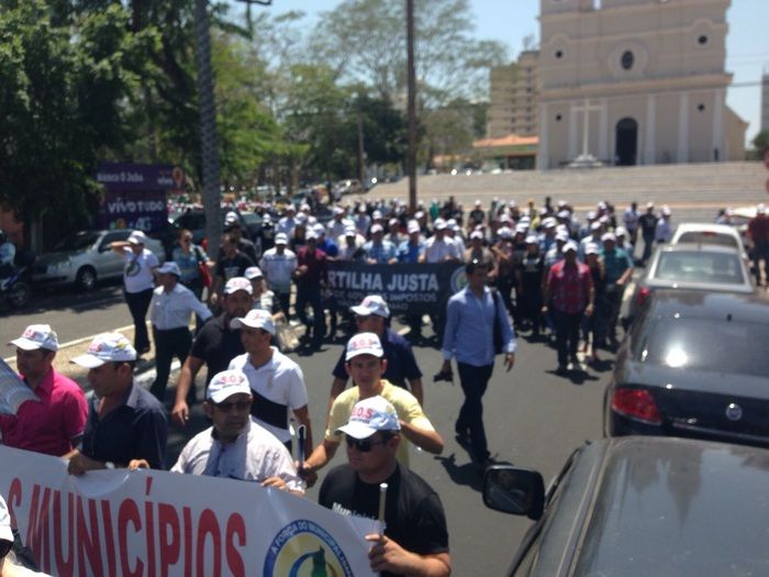 No Protesto dos Prefeitos em Teresina, Zé Resende comanda narração da caminhada. - Imagem 26