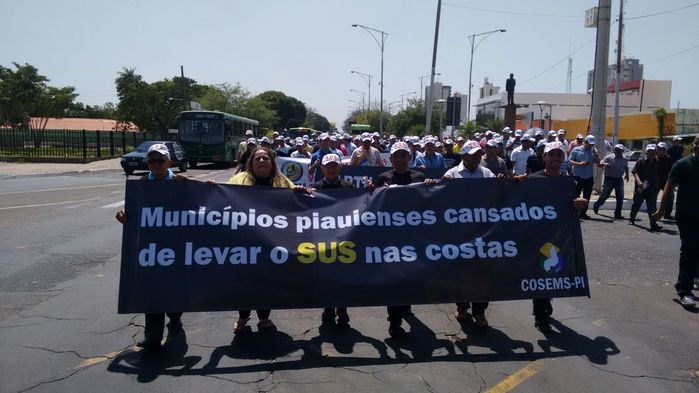 No Protesto dos Prefeitos em Teresina, Zé Resende comanda narração da caminhada. - Imagem 3