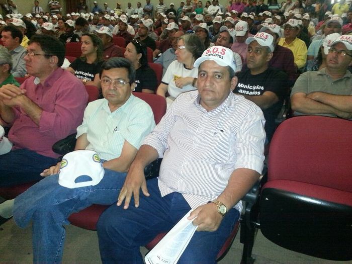 No Protesto dos Prefeitos em Teresina, Zé Resende comanda narração da caminhada. - Imagem 15