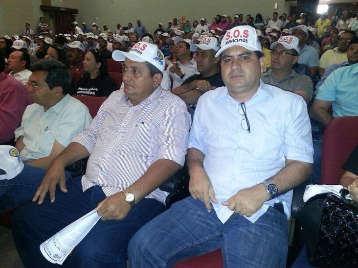 No Protesto dos Prefeitos em Teresina, Zé Resende comanda narração da caminhada. - Imagem 18