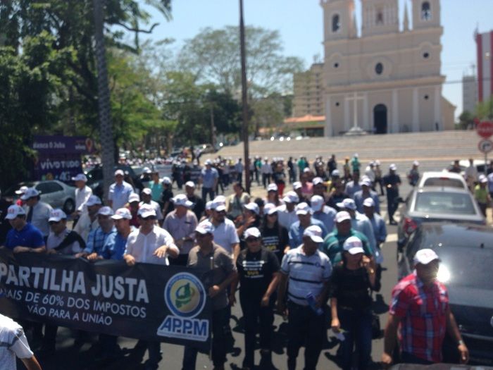 No Protesto dos Prefeitos em Teresina, Zé Resende comanda narração da caminhada. - Imagem 30