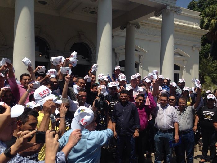 No Protesto dos Prefeitos em Teresina, Zé Resende comanda narração da caminhada. - Imagem 46