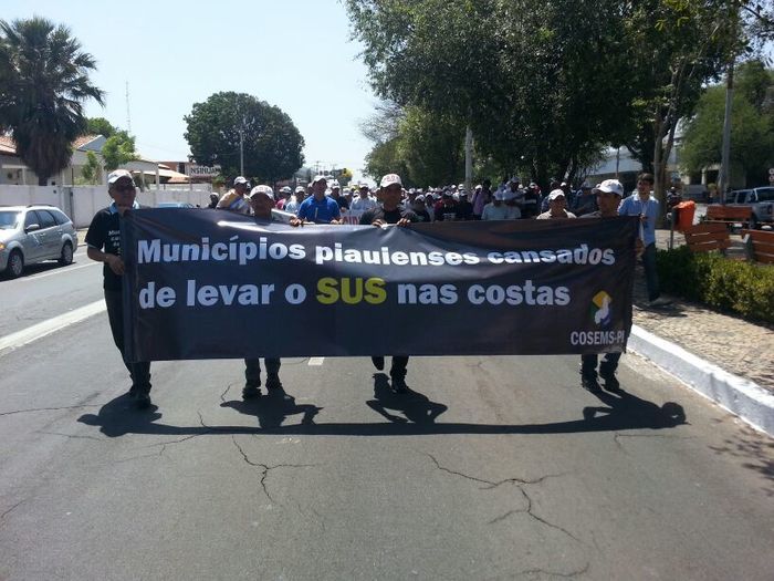 No Protesto dos Prefeitos em Teresina, Zé Resende comanda narração da caminhada. - Imagem 10