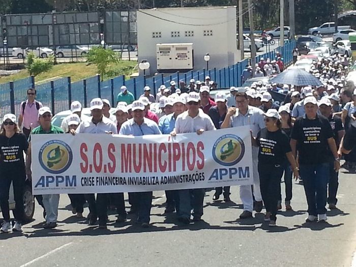 No Protesto dos Prefeitos em Teresina, Zé Resende comanda narração da caminhada. - Imagem 2