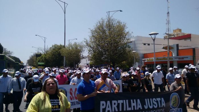 No Protesto dos Prefeitos em Teresina, Zé Resende comanda narração da caminhada. - Imagem 55
