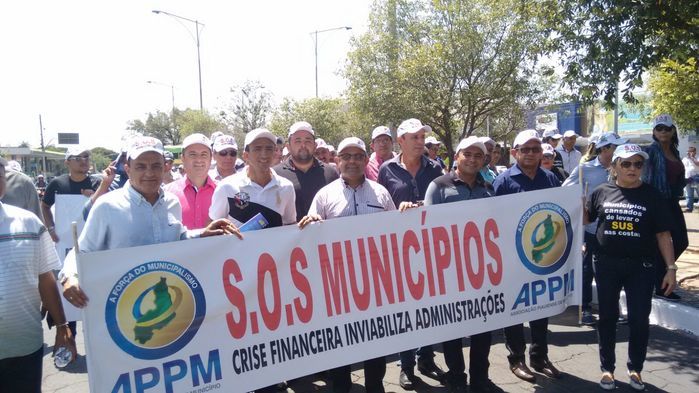 No Protesto dos Prefeitos em Teresina, Zé Resende comanda narração da caminhada. - Imagem 56