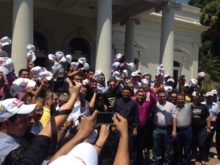 No Protesto dos Prefeitos em Teresina, Zé Resende comanda narração da caminhada. - Imagem 45