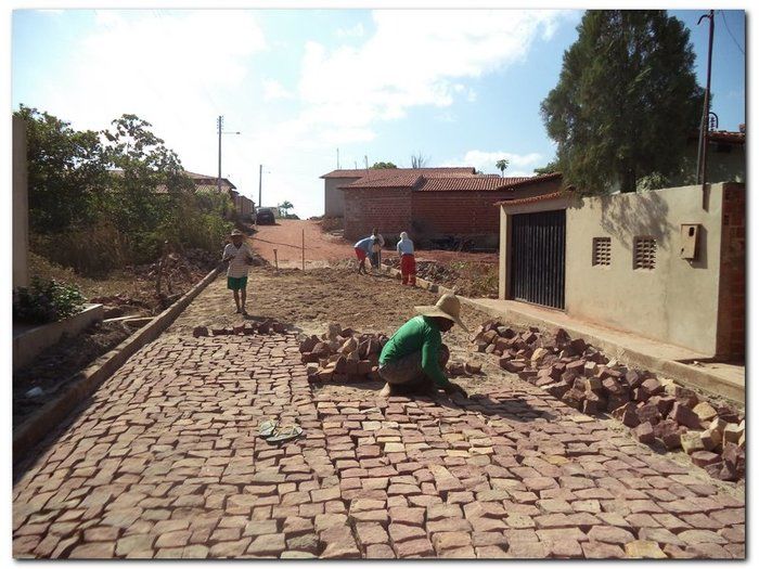 Prefeitura Municipal de Inhuma calça a Rua Rocha Furtado e melhora mobilidade urbana - Imagem 11