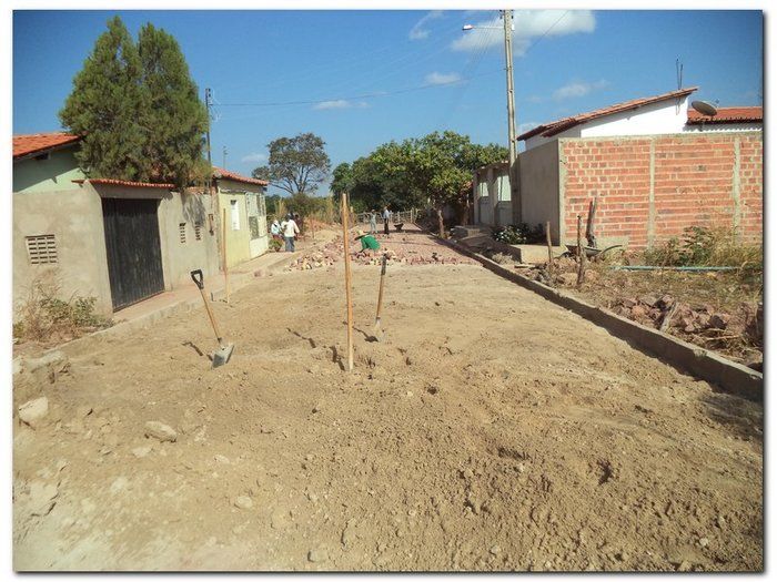 Prefeitura Municipal de Inhuma calça a Rua Rocha Furtado e melhora mobilidade urbana - Imagem 2