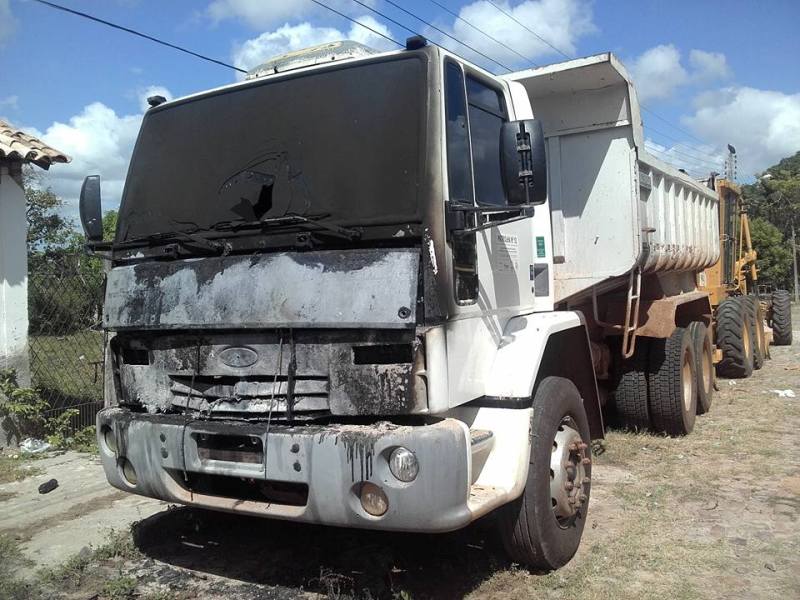 Caçamba da Prefeitura de N. S. dos Remédios é incendiada 