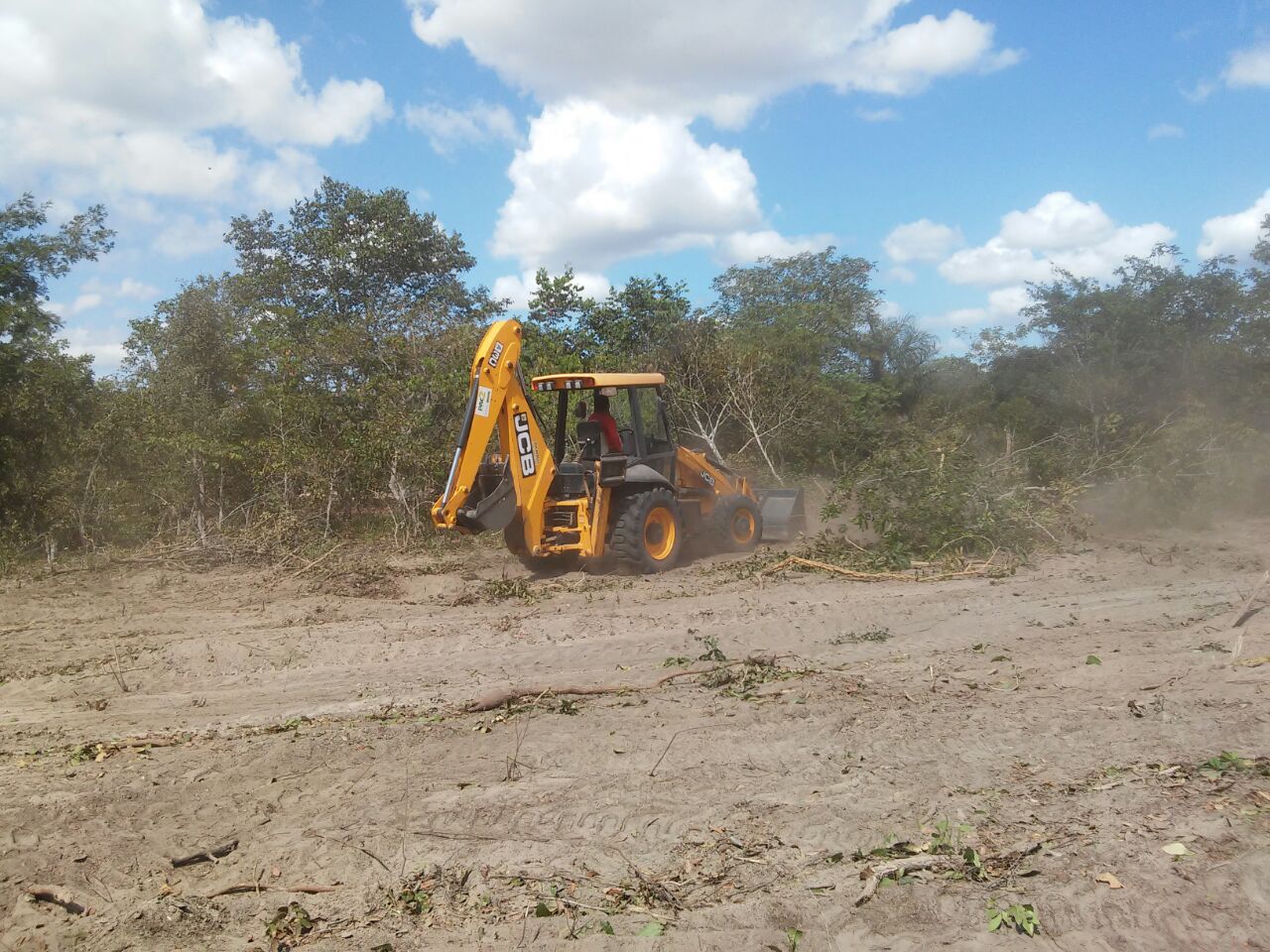 Prefeito Zé Resende acompanhado de Técnicos e assessores visitam local onde será  instalados a micro destilaria de álcool, açúcar mascável, cachaça, r