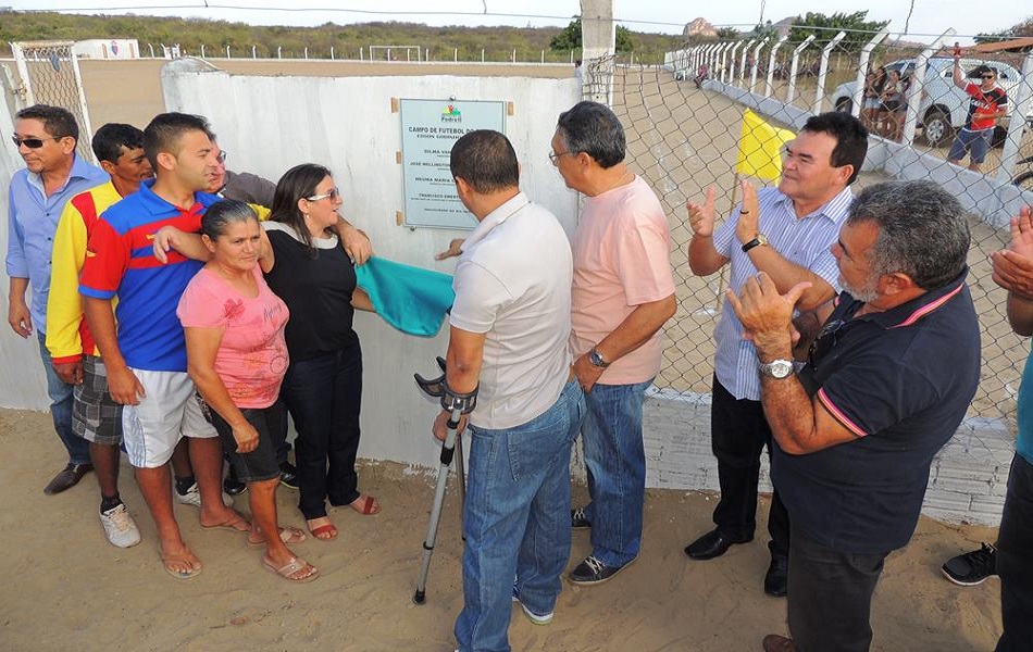 Prefeita Neuma Café em clima de alegria e emoção inaugura estruturação do campo do Felipe