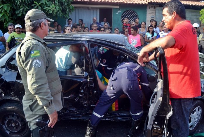 Carro capota e deixa duas pessoas presas às ferragens em Parnaíba - Imagem 1