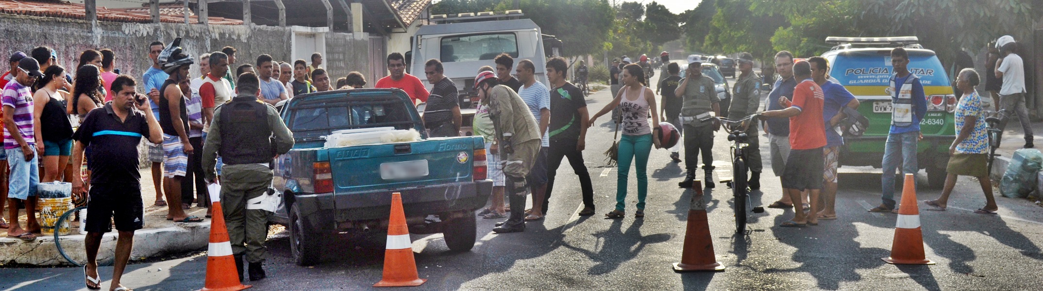 Carro capota e deixa duas pessoas presas às ferragens em Parnaíba