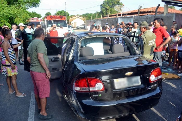 Carro capota e deixa duas pessoas presas às ferragens em Parnaíba - Imagem 3
