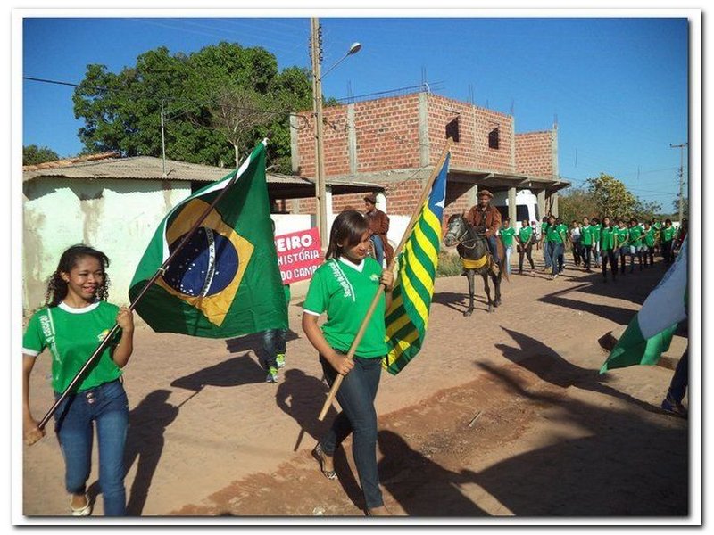  Alunos de Inhuma realizam desfile alusivo ao 7 de Setembro