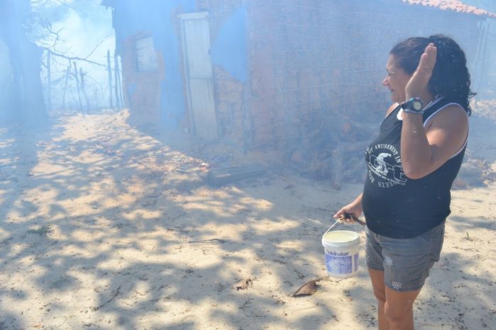 Incêndio em terreno abandonado atinge residência no litoral do Piauí - Imagem 6
