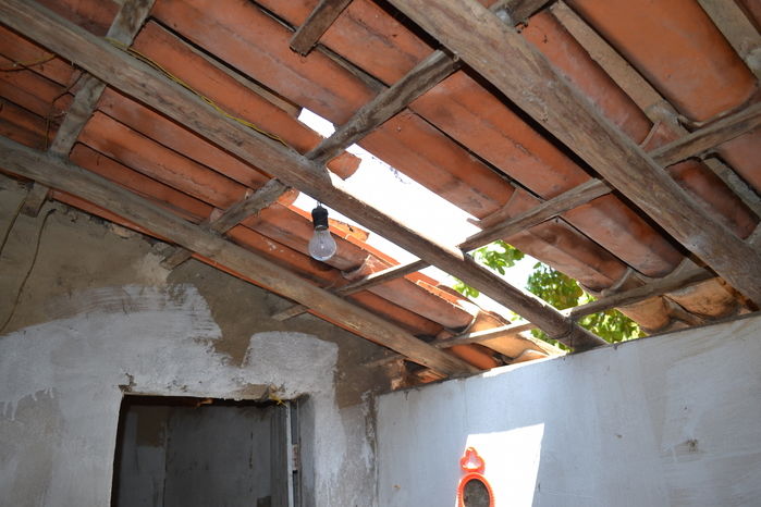 Acusados teriam entrado pelo telhado. (Foto: Kairo Amaral)