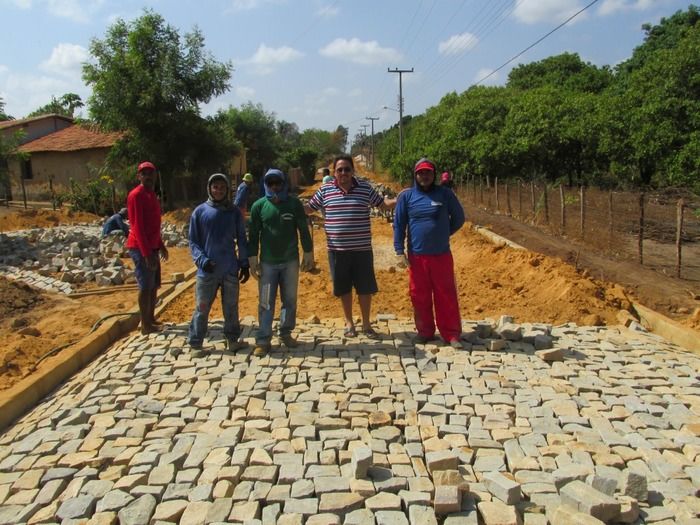 Prefeito Walter Alencar visita obras em fase final na rua Raimundo Ferreira Nunes - Imagem 5