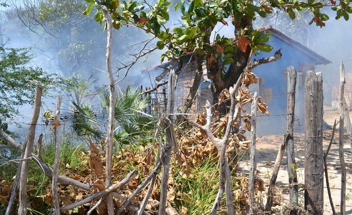Incêndio em terreno abandonado atinge residência no litoral do Piauí - Imagem 1