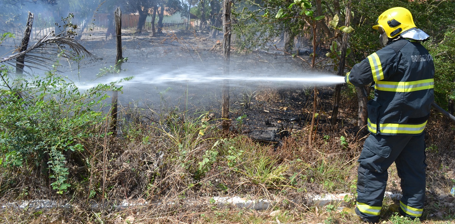 Incêndio em terreno abandonado atinge residência no litoral do Piauí