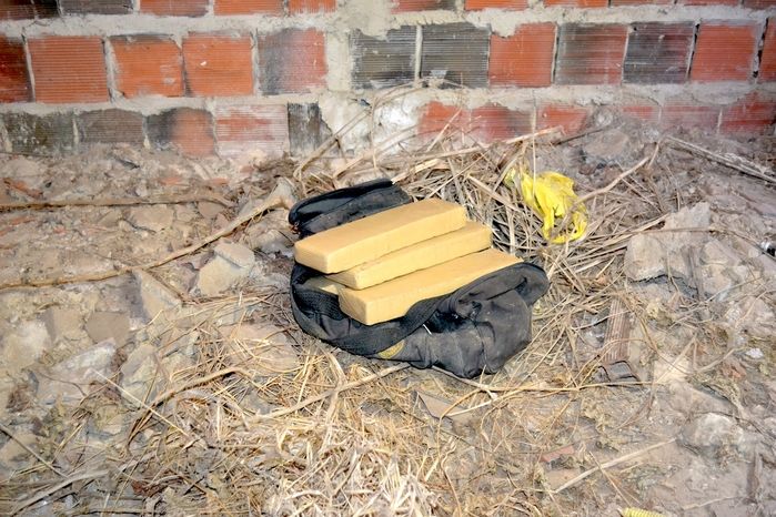 Tabletes de maconha escondidos dentro de uma mala. (Foto: Kairo Amaral)