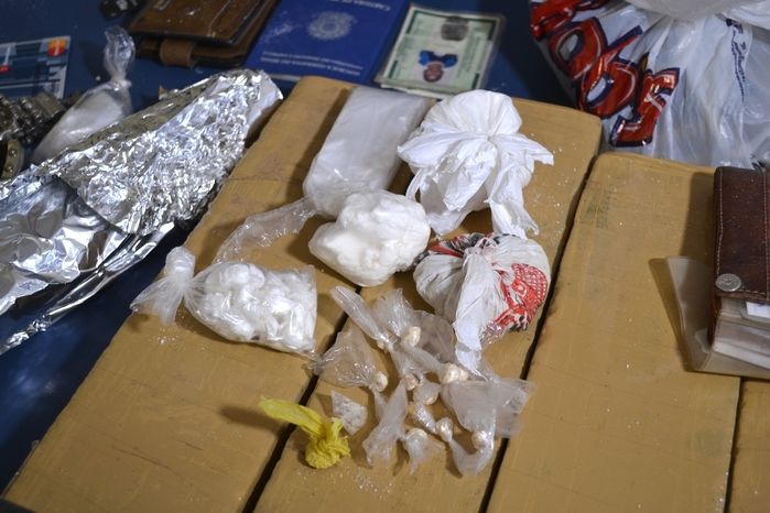 Pedras de crack e porções de cocaína foram apreendidas. (Foto: Kairo Amaral)