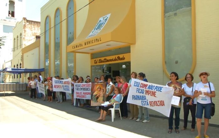 Familiares de idosa desenterrada em cemitério parnaibano realizam manifestação - Imagem 2