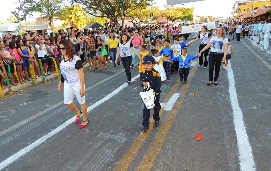 Desfile Cívico reúne milhares de pessoas em Pedro II