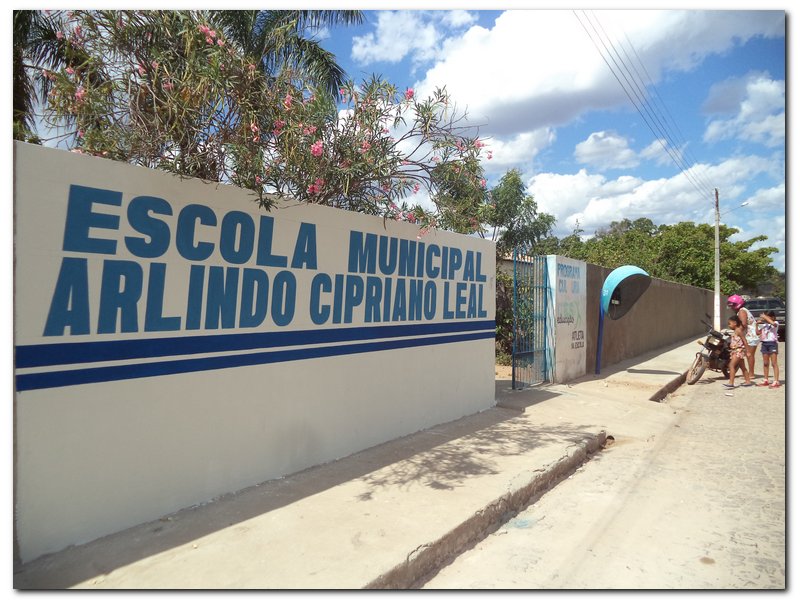 Dr. Moura faz reforma completa na Escola Arlindo Cipriano Leal