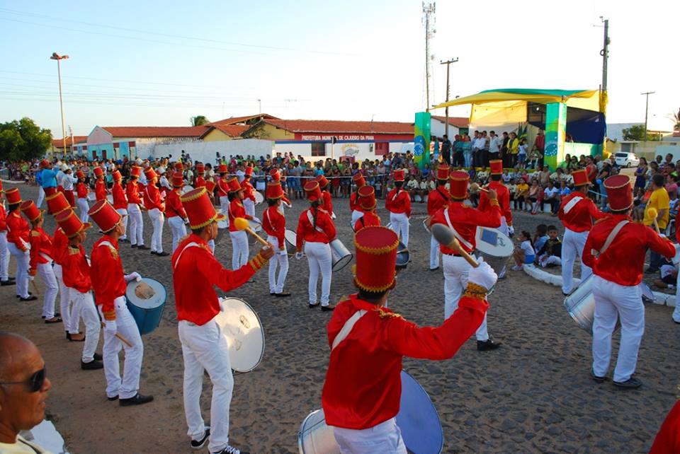 Prefeita Vânia Ribeiro se encanta com as belas apresentações do desfile cívico de 7 de Setembro em Cajueiro da Praia
