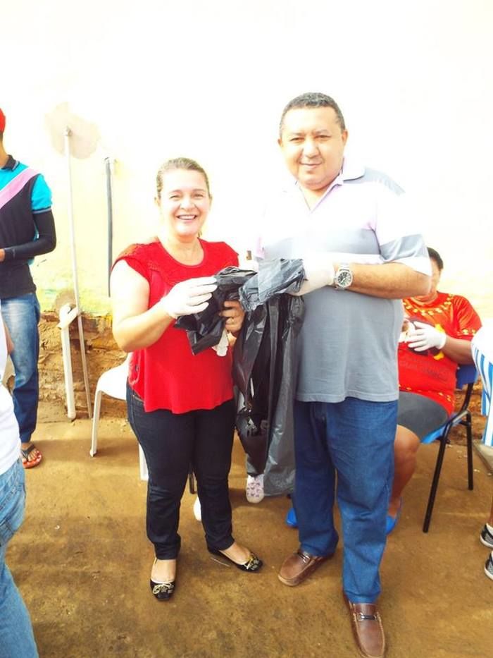 Prefeito Aldemar Neto e Primeira Dama Ana Luiza Participando do multirão (Crédito: Joelma )