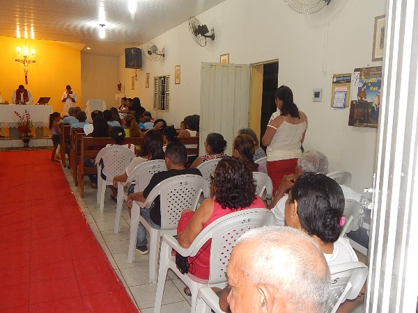 Populares participam de Missa na Igreja de São Sebastião  - Imagem 1