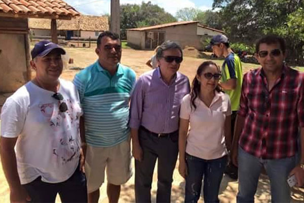 Prefeito Tonho Veríssimo e Vereador Bolinha autor do requerimento da Praça (Crédito: Adones da Silva)