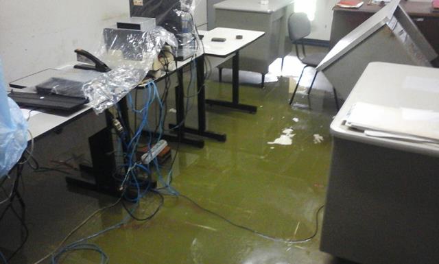 Água invade prédio do Emater e funcionários estão com medo - Imagem 8