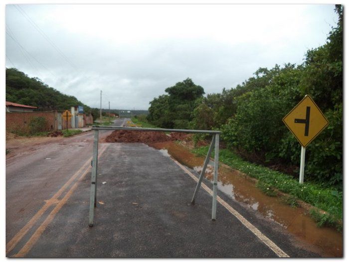 Prefeitura Municipal e Secretaria de Obras constroem Bueiro - Imagem 1