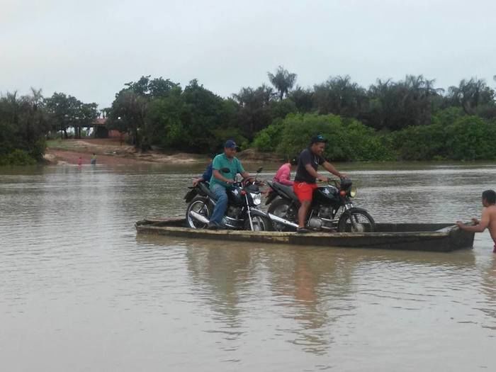 POPULAÇÃO DE BOA HORA COMEMORA CHEGADA DAS CHUVAS E CHEIA DO RIO LO - Imagem 2