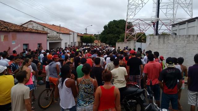 Homem traído sobe em torre de telefonia ameaça se jogar - Imagem 1