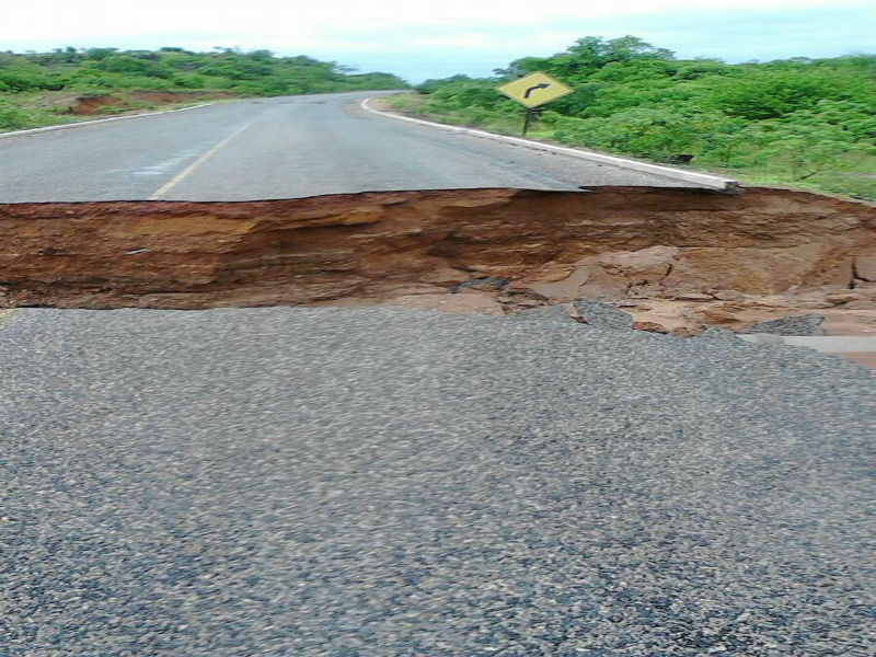 chuva abre  cratera em estrada que Liga Santo Inácio a Floresta 