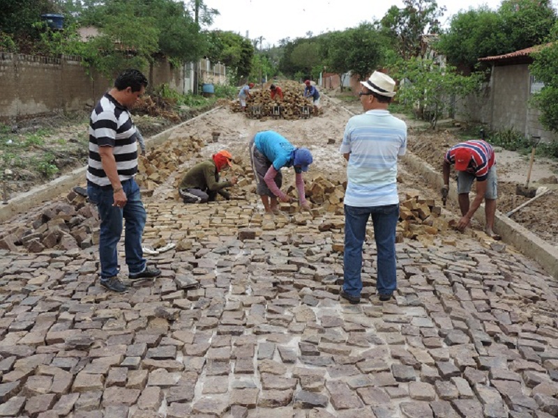 Professor Pila acompanha “in loco” à construção de calçamentos