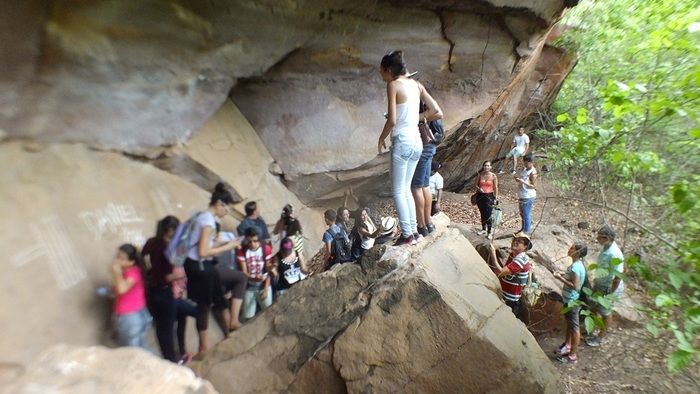 Alunos da UFPI visitam pinturas rupestres em Dom Expedito Lopes - Imagem 16