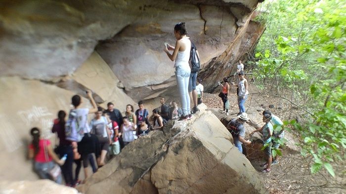 Alunos da UFPI visitam pinturas rupestres em Dom Expedito Lopes - Imagem 18
