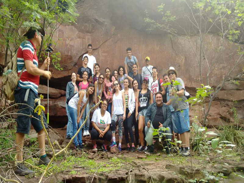 Alunos da UFPI visitam pinturas rupestres em Dom Expedito Lopes